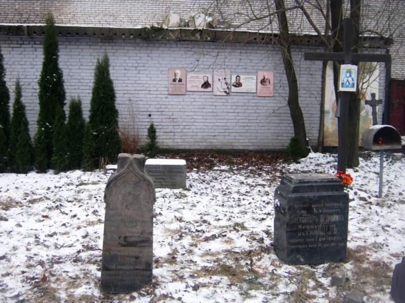 Старинные надгробия со стройки в Петербурге вернули на кладбище (фото)