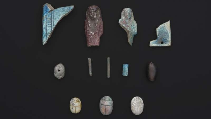 У Шотландії хлопчик пішов копати картоплю, а знайшов колекцію давньоєгипетських артефактів