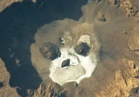 Вид з космосу. NASA показало моторошне фото вулканічної ями у формі черепа в пустелі Сахара