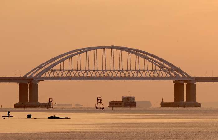 Очереди машин перед Крымским мостом устранены