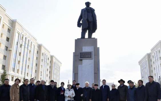 Памятник Мухтару Ауэзову открыли в Астане