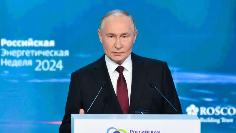 Путин поручил подготовить план развития "Газпрома"