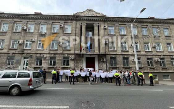 Сторонники молдавской оппозиции пикетируют здание ЦИК