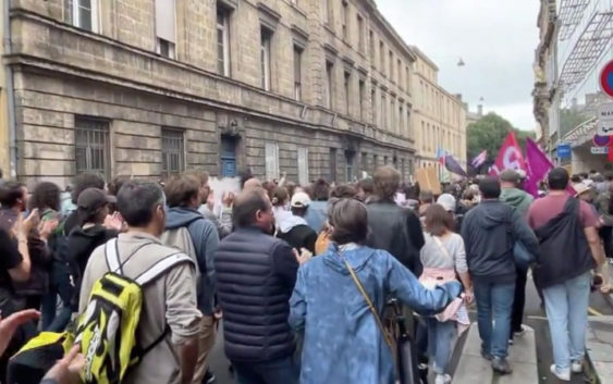 Во Франции тысячи активистов вышли на демонстрации против нового премьера