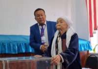 На юге Казахстана голосовать пришла 102-летняя долгожительница