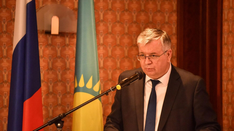 Ветеранов, блокадниц и тыловиков поздравил с 8 марта Генконсул РФ в Алматы