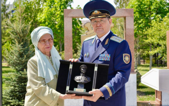 На малой родине Бауыржана Момышулы установили мемориальную доску накануне 80-летия Победы
