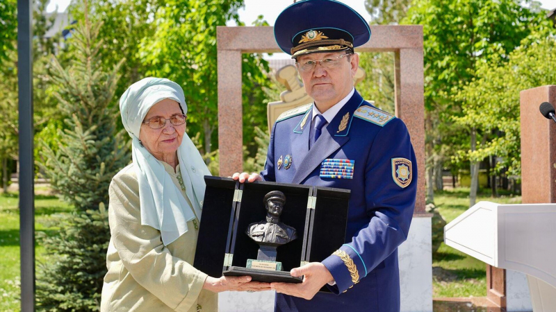 На малой родине Бауыржана Момышулы установили мемориальную доску накануне 80-летия Победы