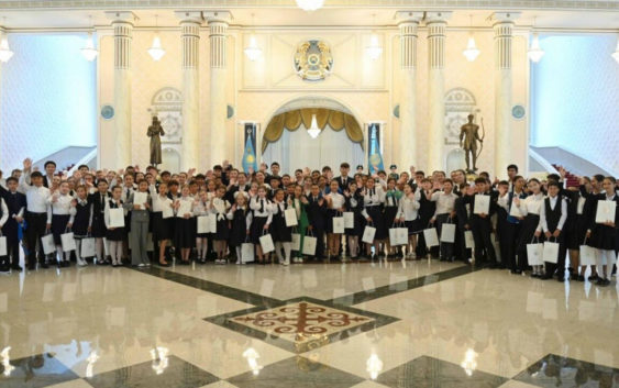 В Казахстане в день защиты детей провели экскурсию для ребят в резиденции президента