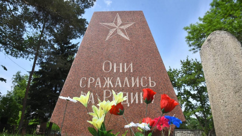 На могилах ветеранов Великой Отечественной войны в Алматы провели уборку