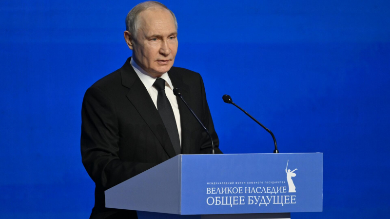 Путин предложил создать комиссию по сохранению исторической памяти